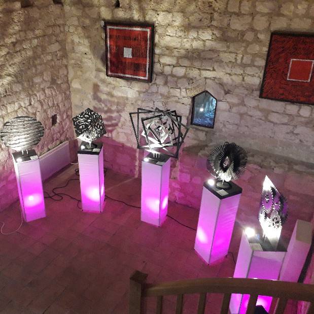 Evènement: Quand Art, décoration, pièces uniques d'artistes et créations s'unissent à la lumière pour créer des expositions partout en France.