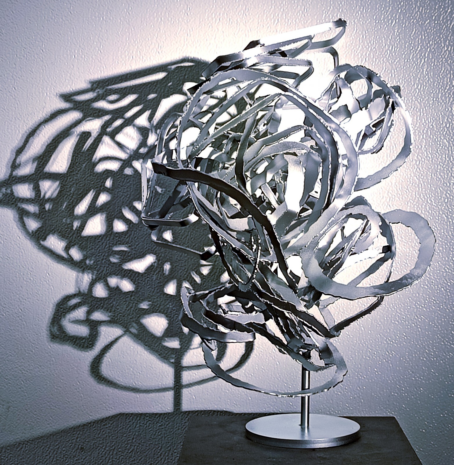 Oeuvres singulière d'intérieures en métal modernes très design dans l'atelier de l'artiste Philippe lonzi dans le gard