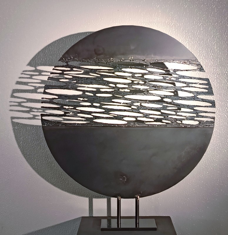 Rechercher une sculpture en acier comme traversee par   une multitude de perforation, idéale pour offrir à NIMES ou ailleurs