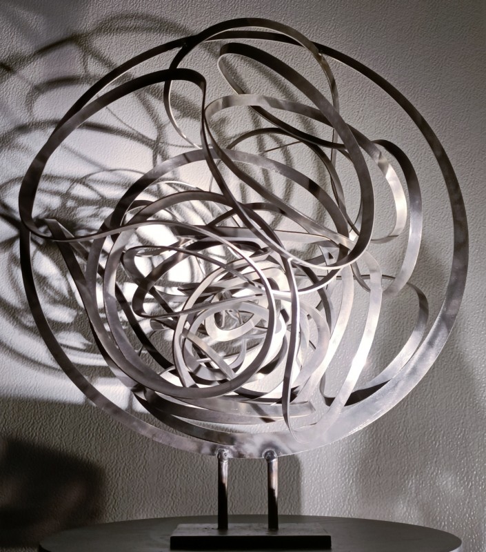 sculpture en acier réalisée pour une exposition contemporaine d'art dans le service culturel de la mairie d'aix en France