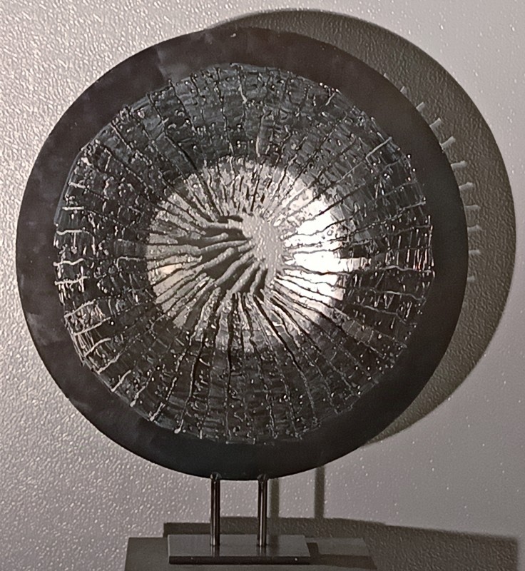 Une sculpture très actuelle en acier noir au coeur argenté, elle adore la lumière visible à l'atelier du PONT du GARD.