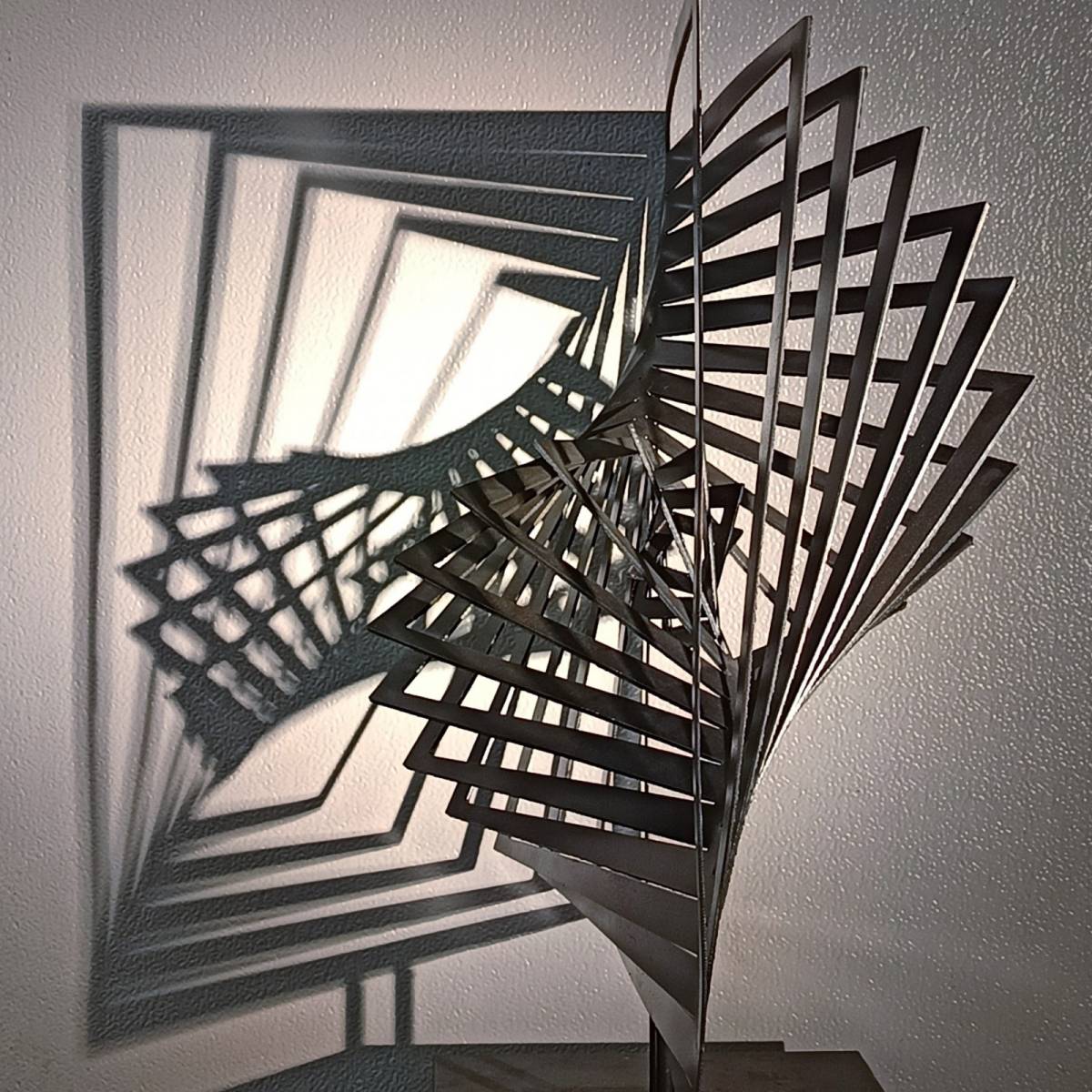 Sculptures futuristes originales en métal prête à être livrées à Paris en Ile de France