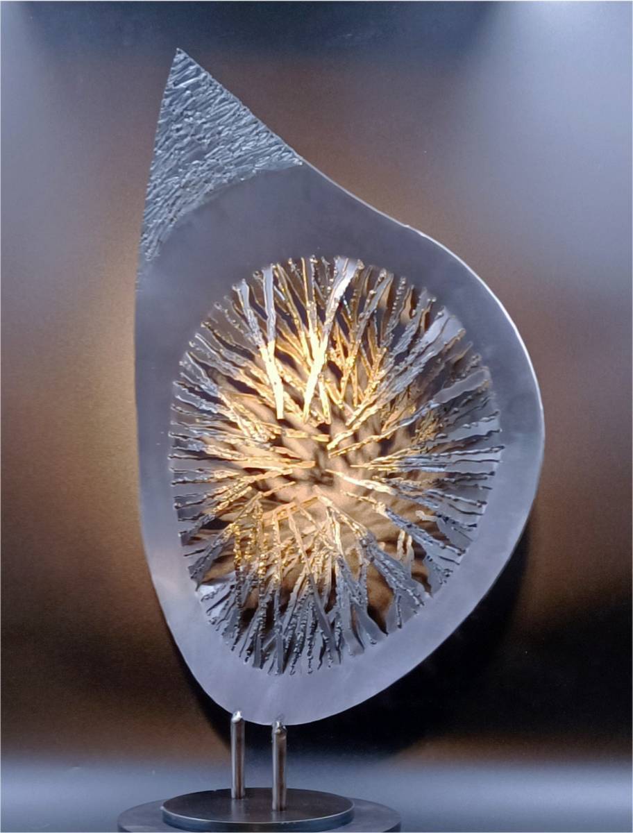 LA GOUTTE d'OR, sculpture métal en acier doré exposée au SMART à AIX en PROVENCE.