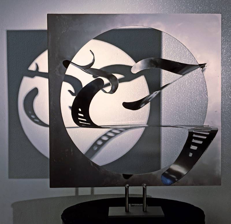 DELIRE CARRE, une nouvelle sculpture Acier ombre et lumière qui se sentirait bien à PARIS.