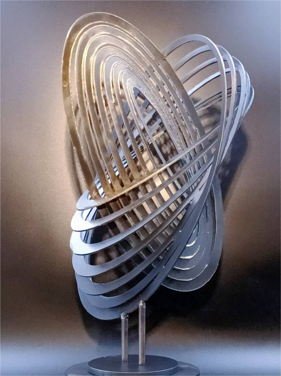 DESEQUILIBRE, une sculpture ou statue desing contemporaine créée pour PARIS.ile de France.