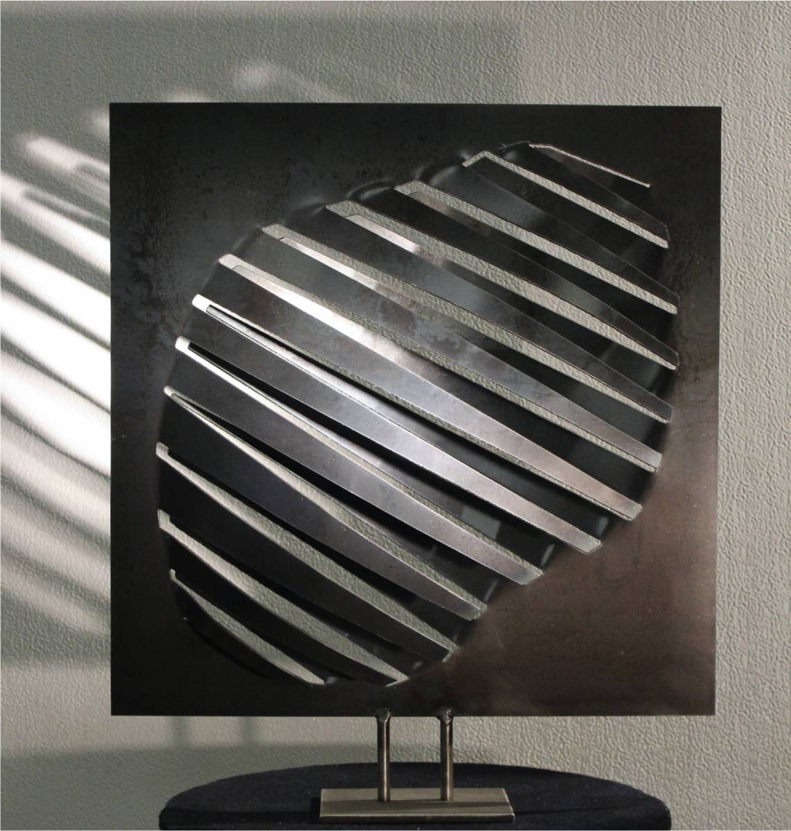 DIAGONALE. Sculpture acier MODERNE, DESIGN et CONTEMPORAINE pour un salon de STRASBOURG dans l'est.