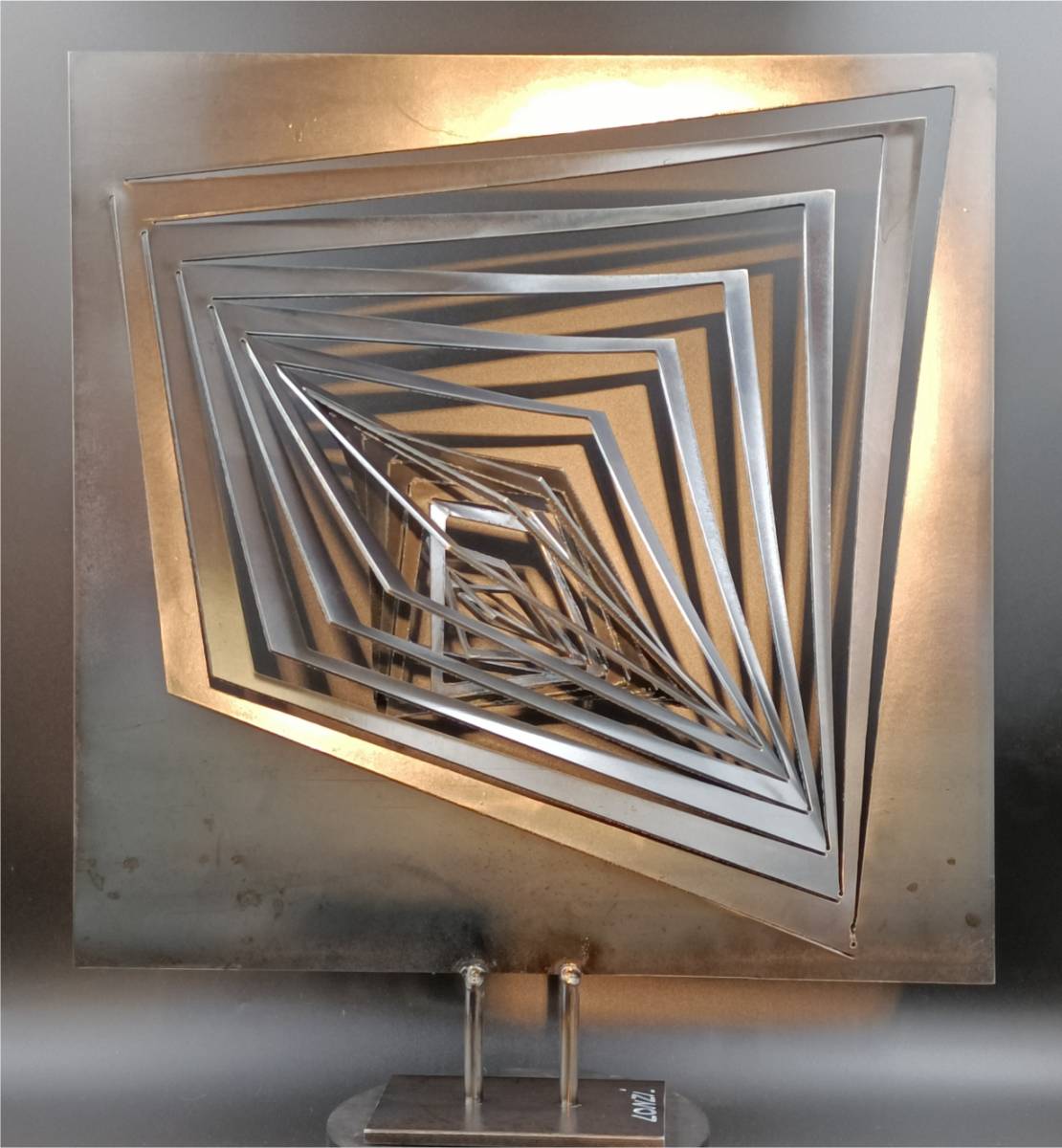 GLISSEMENT: Une sculpture en acier noir poli, réalisé par Philippe LONZI.