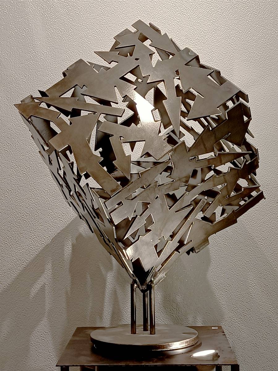 LE CUBE PIECE d'ARTISTE CONTEMPORAINES en forme de CUBE d'acier  comme GPS,  pour le salon LE S'MART à d'AIX en PROVENCE