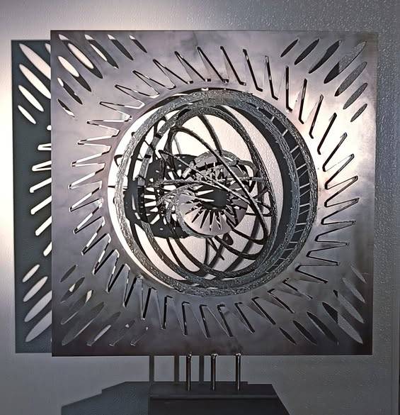 SCULPTURE horloge du Soleil, pièce tres design prête pour être offerte en cadeau à un mariage en France comme à l'étranger.