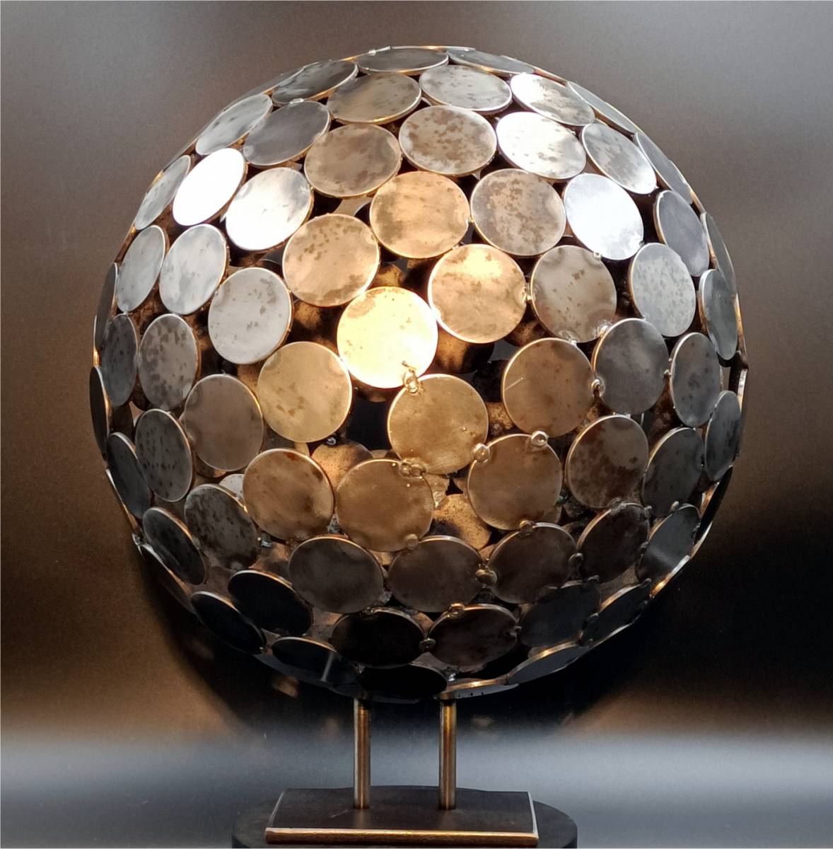 FACETTES, une sculpture design en métal de l'artiste pour CANNES cote d'azur.