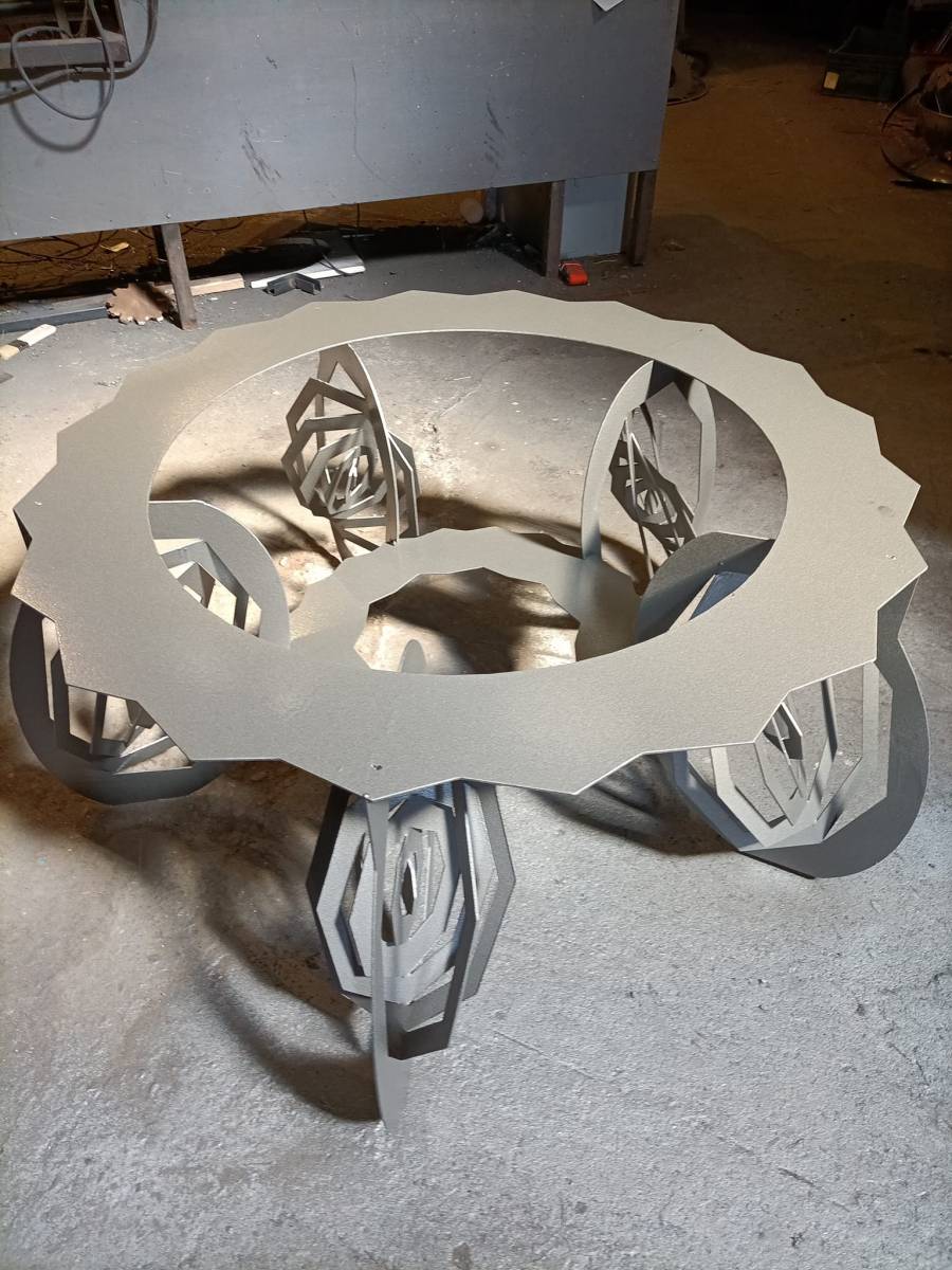 Créations pieds tables metal design pour l'artiste @David Roland par l'artiste Philippe LONZI du GARD route d'UZES.