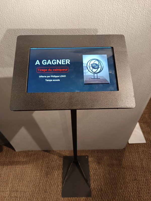 Tablette avec pied pour créer une loterie en exposition, faire gagner un lot et stocker les coordonnées visiteurs