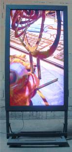 ECRANS de COMMUNICATION VERTICAUX pour publiciteé ou information sur lieux de vente. NÎMES ECRANCOM